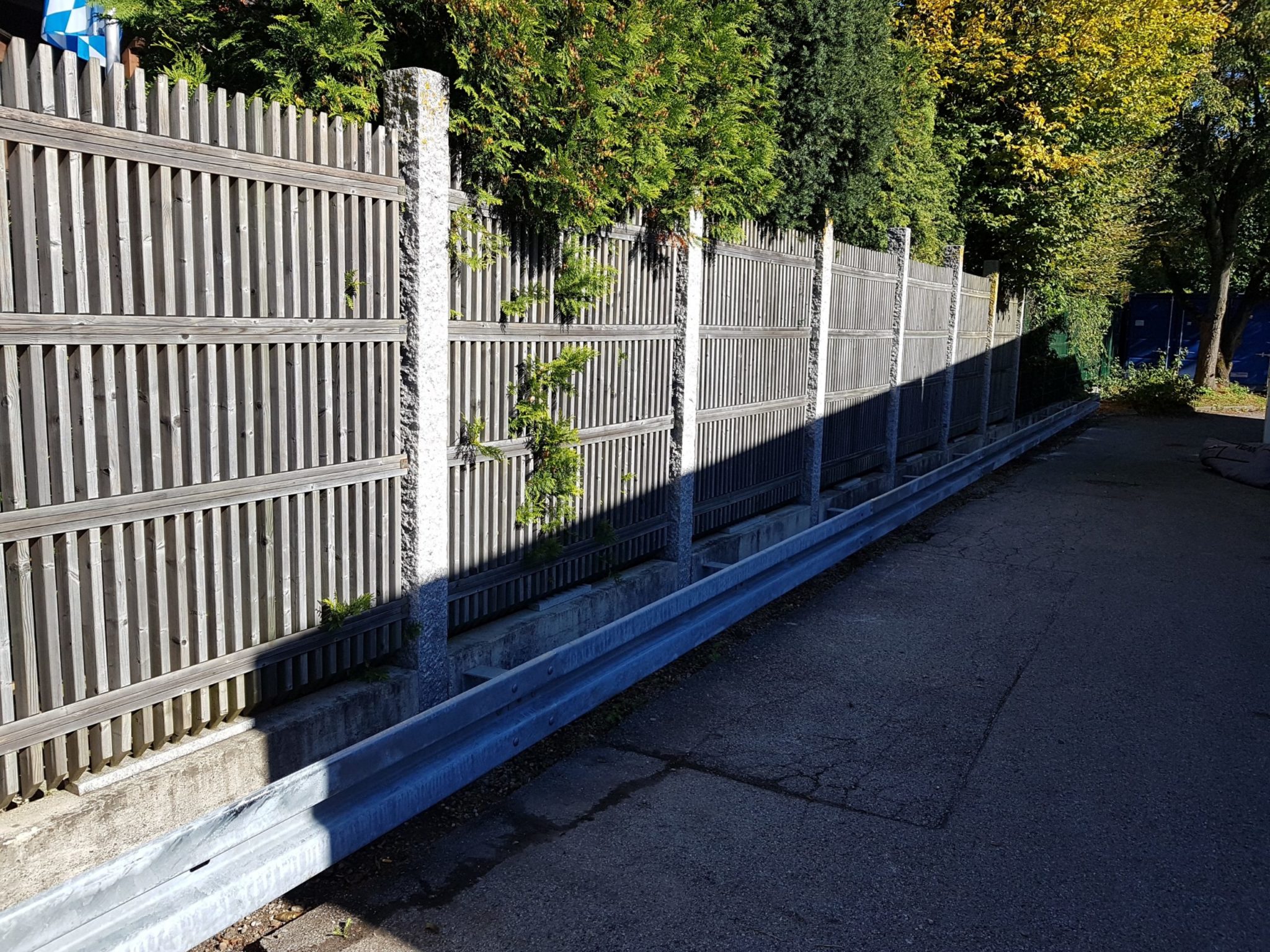 Einfache Leitplanke mit langem Wandhalter an Wand befestigt